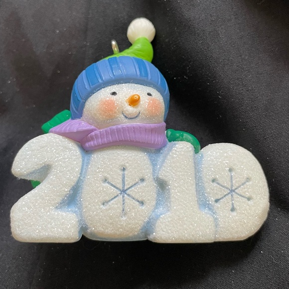 HALLMARK KEEPSAKE Frosty Fun Decade
Christmas Ornament 2010 Snowman in Box - Picture 5 of 9